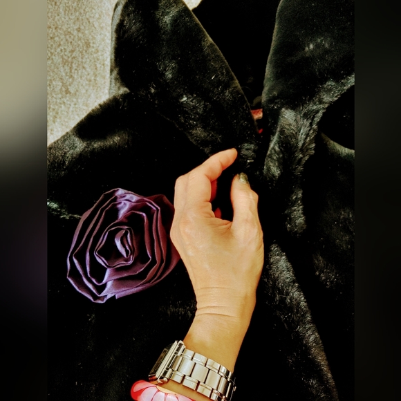 Elegant Velvet Schall , size M with beautiful accent of violet rose flower 💜🪻 - Picture 3 of 3